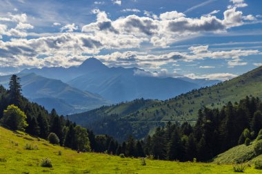 Fransa 'nın Aspin Aure kentindeki Pireneler' in nefes kesici manzarası doğanın güzelliğini gözler önüne seriyor.