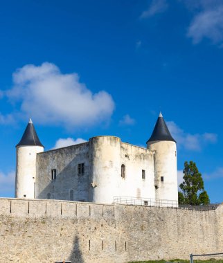 Muazzam kuleleri ve güçlendirilmiş duvarları ile Noirmoutier en l 'Ile, Vendee, Fransa' nın tarihi bir simgesi olan Noirmoutier Şatosu.