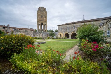 Charroux, Vienne, Nouvelle Aquitaine, Fransa 'daki kendine özgü çan kulesi ve çevre bahçeleriyle etkileyici Saint Sulpice manastırı.