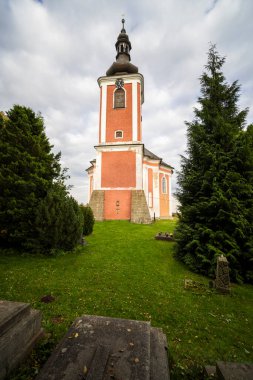 Önünde saat kulesi ve mezarlığı olan Aziz Procopius Kilisesi Bozanov, Çek Cumhuriyeti