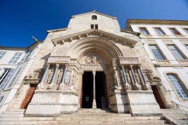 Azizlerin ve havarilerin oyulmuş heykelleriyle Saint Trophime Kilisesi ana girişinin geniş açılı görüntüsü, Arles, Provence, Fransa