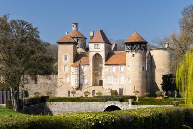 Fransa 'nın Saone et Loire kentindeki ortaçağ Sercy kalesi güneşli bir günde kulelerini ve duvarlarını sergiliyor.