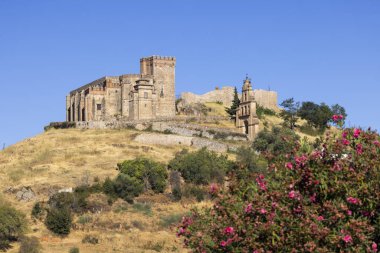 Ortaçağ Aracena Şatosu ve Hükümdarımızın Hanımı Manastır Kilisesi Aracena, Huelva, Endülüs, İspanya 'da bir tepede duruyor.