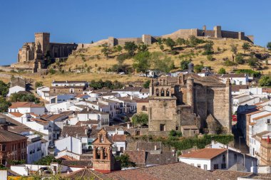 İspanya 'nın Endülüs kentindeki Nuestra Şatosu ve Kilisesi Belediye Başkanı Dolor ortaçağ Şatosu' na ev sahipliği yapıyor.