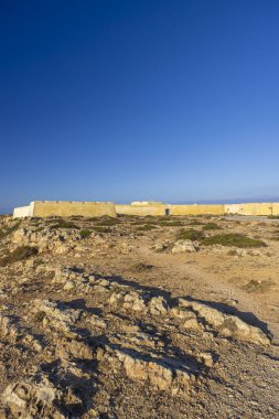 Portekiz 'in Algarve kentindeki Atlantik Okyanusu' na bakan tarihi bir kale olan Fortaleza de Sagres manzarası