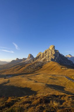Dolomitler, İtalya 'daki sıradağları aydınlatan altın saat ışığı