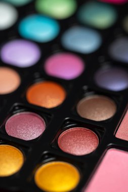 Çeşitli göz farı renkleri içeren bir makyaj paletini kapat, çeşitli güzellikler yaratmak için mükemmel.