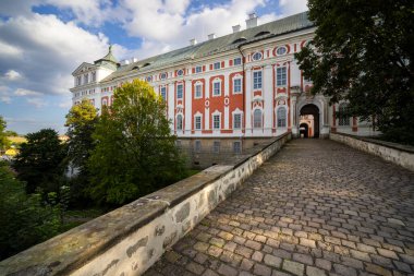 Broumov, Çek Cumhuriyeti 'ndeki Broumov Manastırı' na giden kaldırım taşı girişi, mavi bir gökyüzünün altında.