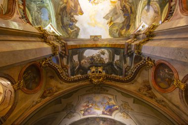 Güzel barok freskleri, dini sahneleri ve figürleri resmeden Malostranske namesti, Prag 'daki Aziz Nicholas kilisesinin tavanını süslüyor.