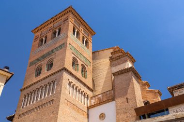 San Pedro Kilisesi, Teruel, Aragon, İspanya 'da mavi gökyüzünün altında mudejar mimari tarzını sergiliyor.