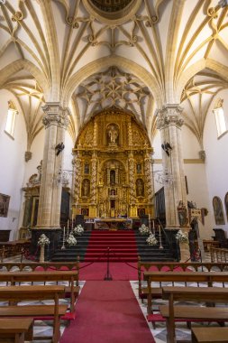 Santa Maria Meydanı Kilisesi 'nin iç manzarasında altın sunak, yüksek tavan ve İspanya' nın Baeza kentindeki ahşap sıralar yer alıyor.