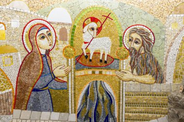 Vaftizci Yahya 'yı temsil eden mozaik ve İspanya' nın başkenti La Rioja 'da bulunan Santo Domingo de la Calzada' da Tanrı 'nın Kuzusu' na dua eden bir kadın.