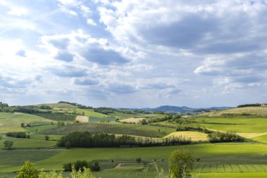 Grana Monferrato 'daki Monferrato tepelerinin güzel manzarası, Asti eyaletinin büyüleyici bir kasabası, UNESCO' nun Dünya Mirası sitesi.