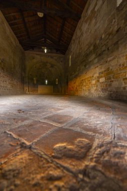 Treville Manastırı 'nın içini aydınlatan güneş ışınları antik tuğla duvarları ve terasotta döşeli zemini aydınlatıyor.