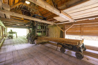 Slovakya, Kvacany 'de geleneksel bir kereste fabrikasının içinde klasik ahşap işleme ekipmanı ve kereste sergileniyor.