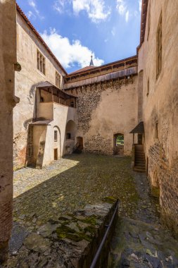 Ortaçağ Svihov su kalesinin kaldırım taşı avlusu çevresindeki duvarları, kulesi ve Çek Cumhuriyeti 'nin Plzensky Kraj bölgesinde ahşap geçidi ile