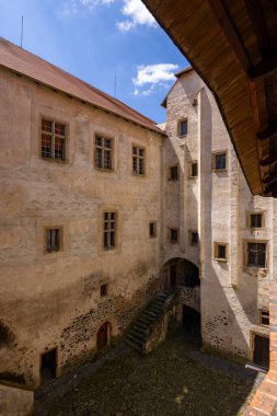 Bohemya, Çek Cumhuriyeti 'ndeki Svihov su kalesinin iç avlusunda sgraffito, pencere, merdiven ve mavi bir gökyüzü var.