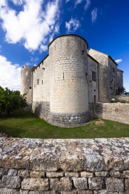Bir ortaçağ kalesi olan Mont Şatosu, Fransa 'nın Burgundy şehrinde güçlü mimarisini ve zengin tarihini gururla sergiliyor.
