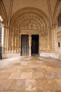 Bourges Katedrali 'nin Kuzey Kapısı' nı süsleyen karmaşık oymalar ve heykeller, Bourges, Centre Val de Loire, Fransa 'da bulunan Fransız Gotik mimarisinin bir başyapıtı.
