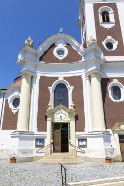 Çek, Vnorovy 'de sütunları ve kemerli pencereleri olan barok kilise cephesi