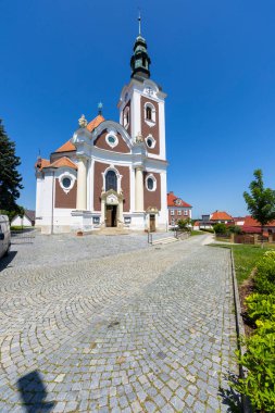 Aziz Bartholomew Kilisesi, Vnorovy, Çek Cumhuriyeti 'nde, parlak mavi gökyüzüne karşı güneş ışığıyla yıkandı.