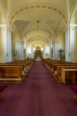 Vnorovy, Çek Cumhuriyeti 'ndeki boş Aziz Bartholomew Kilisesi' nde yüksek bir tavan, ahşap sıralar ve sunağa uzanan kırmızı bir halı yer alıyor.