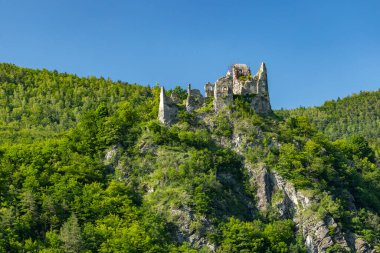 Lietava Kalesi, Slovakya, Lietava köyünün yukarısındaki sarp kayalık bir tepede bulunan harabe bir kaledir.
