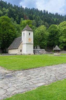 Cerveny Klastor 'un tarihi manastırı, gür ağaçlar ve Slovakya' daki eski yapıların kalıntıları ile çevrili sakin yeşil bir çayıra kurulmuştur.