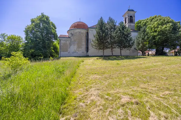 Azize Peter ve Paul Kilisesi. Çürüyen cephesi ve erkek Kosihy, Slovakya 'da kırmızı kiremitli kubbesi.
