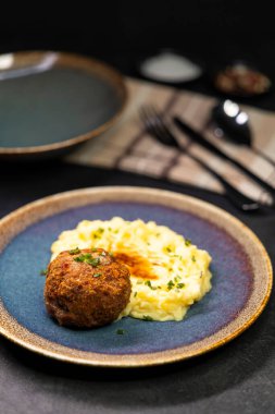 Tipik Çek mutfağı domuz köftesi ve patates püresi.