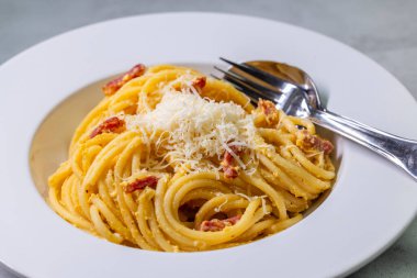 Carbonara soslu spagettiyi yakın.