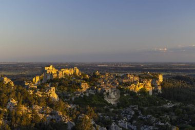 Ortaçağ şatosu ve köyü, Les Baux-de-Provence, Alpilles dağları, Provence, Fransa
