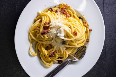 Carbonara soslu spagettiyi yakın.