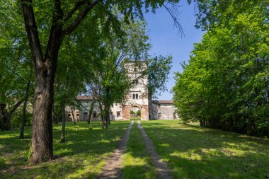 İtalya 'nın Venedik bölgesinde yemyeşil yemyeşil ile çevrili antik Castello di Pojana Maggiore' ye giden yol.
