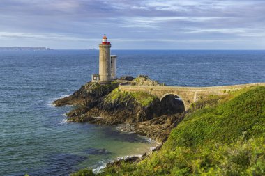 Plouzane, Finistere, Brittany, Fransa 'daki Atlantik Okyanusu manzaralı Fort du Minou deniz feneri manzarası