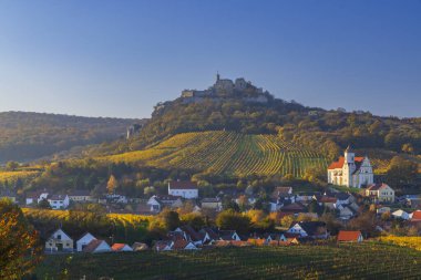 Falkenstein harabeleri ve üzüm bağı olan kasaba, Aşağı Avusturya, Avusturya