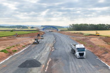 Çekoslovakya 'nın Knezeves kentindeki yeni yol inşaatında ağır ekipmanlarla tamamlanmamış otoyolda giden bir kamyon.