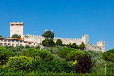 Ortaçağ kalesi Rocca del Leone Castiglione del Lago, Umbria, İtalya 'ya tepeden bakan açık mavi gökyüzünün altında duruyor.