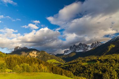 Odle dağ grubunu ve İtalyan Dolomitleri 'ndeki Funes Vadisi' ni sonbaharda aydınlatan çarpıcı günbatımı.