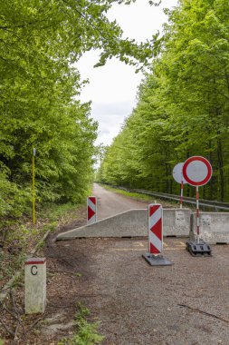 Güney Moravya Bölgesi, Çek Cumhuriyeti 'nde beton bariyerler ve giriş işareti olmayan kapalı orman yolu