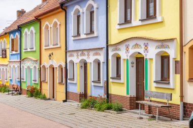 Prusanky, Çek Cumhuriyeti 'nde renkli cepheli ve halk sanatı dekorasyonlu geleneksel evler yerel kültür ve mimariyi temsil ediyor.