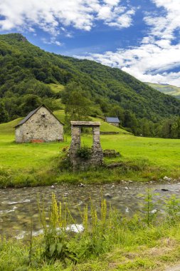 Ustou, Ariege, Pyrenees dağları, Fransa 'daki eski taş evlerin yakınlarından akan nehir manzarası