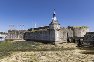 Brittany, Concarneau 'daki Ville Kapısı' nın surlarını ve hendeklerini ortaya çıkaran gelgit, tarihi bir güçlendirilmiş kasaba.
