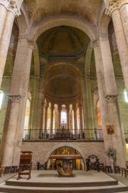 Baptistery Saint Jean de Poitiers, Fransa 'nın iç manzarası sunak, kubbe ve sütunlar da dahil olmak üzere eşsiz mimarisini sergiliyor.