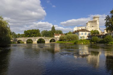 Bourdeilles Ortaçağ Kalesi 'nin Dordogne' daki eski köprüsü, Nouvelle Aquitaine 'deki Dronne Nehri' ne yansıyan manzarası.