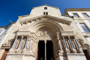 Saint Trophime Kilisesi 'nin zengin yontulmuş portalının düşük açılı görüntüsü, Fransa' nın Arles şehrinde Romanca sanatlar sergiliyor.
