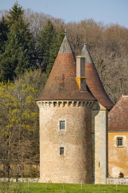 İki konik çatı, Fransa 'nın Bourgogne Franche Comte kırsalındaki bir ortaçağ güvercininin tepesinde, tarihi mimariyi gözler önüne seriyor.