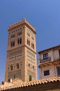 Mudejar mimarisi ile İspanya 'nın Teruel şehrinde yükselen El Salvador Kilisesi kulesi.