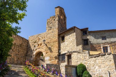 Tarihi bir kemer, taş evler ve basamakları süsleyen renkli çiçeklerle dolu büyüleyici Canete köyünü keşfediyorum.