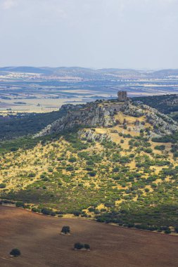 Calatrava la Nueva Şatosu, İspanya 'nın zengin tarihinin bir kanıtı olarak Ciudad Real ovalarına bakan bir tepede duruyor.